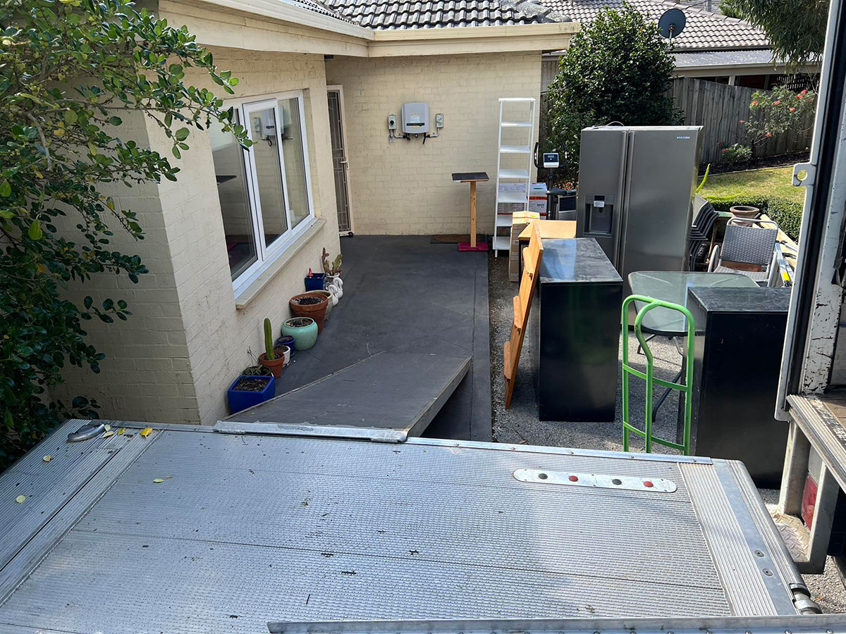 JD Movers preparing furniture and truck access for a Fitzroy to Thornbury 10 tonne share house move in Melbourne