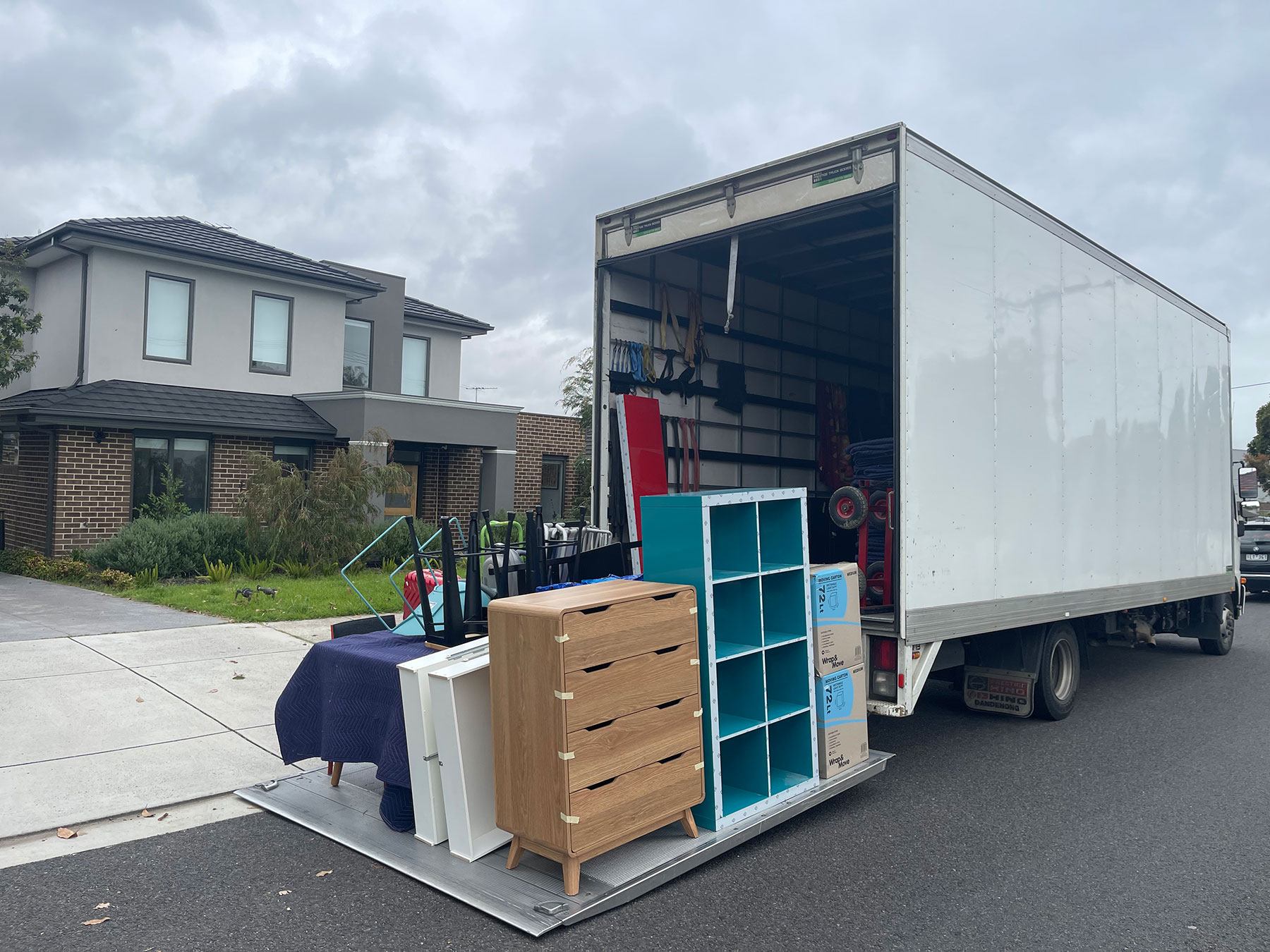 JD Movers loading protected furniture and boxes for an Ivanhoe East to Bellfield 12 tonne furniture removals case