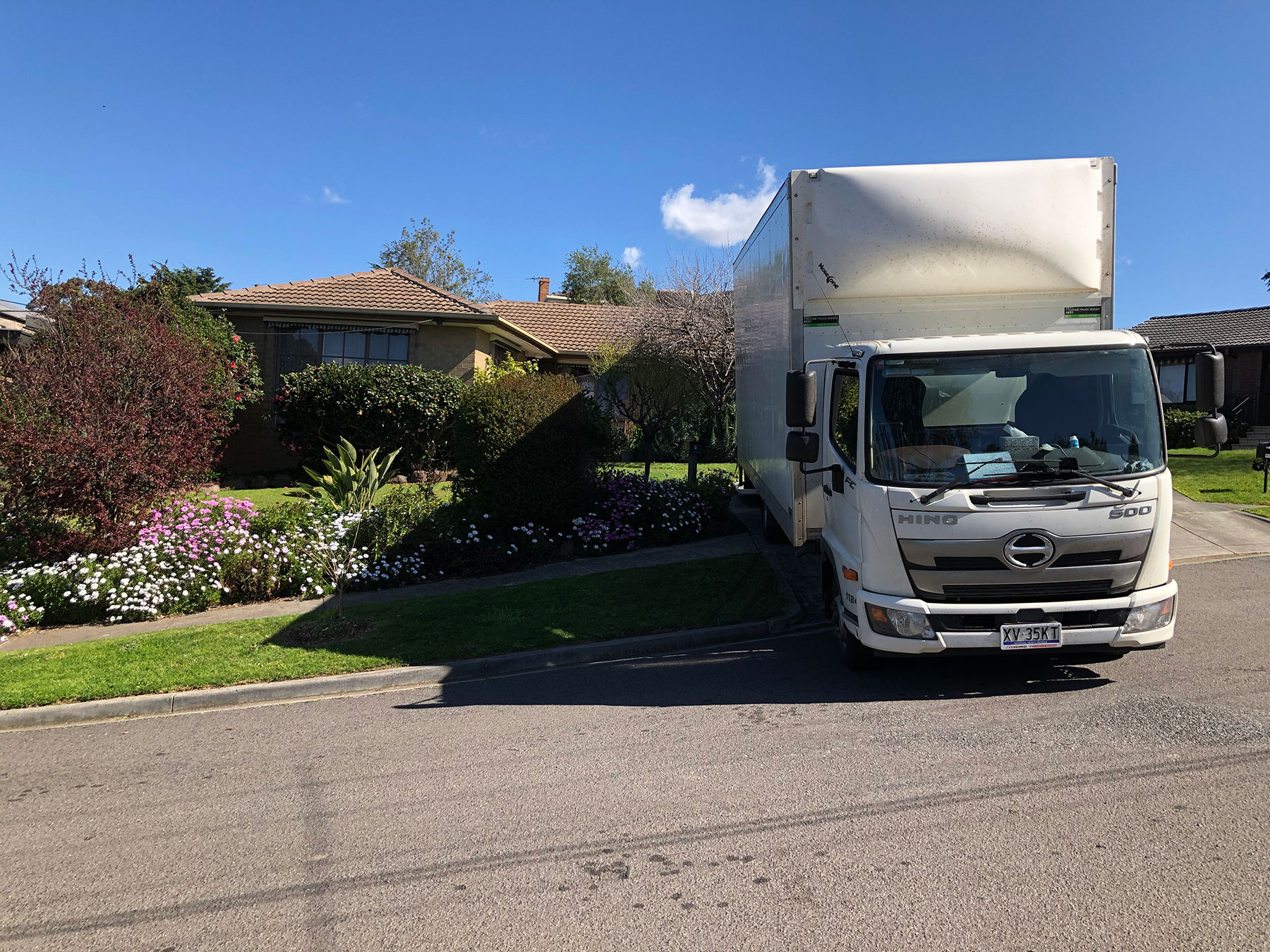 JD Movers truck outside a Melbourne home with garden access for a Glen Waverley to Ferntree Gully move with pot plants