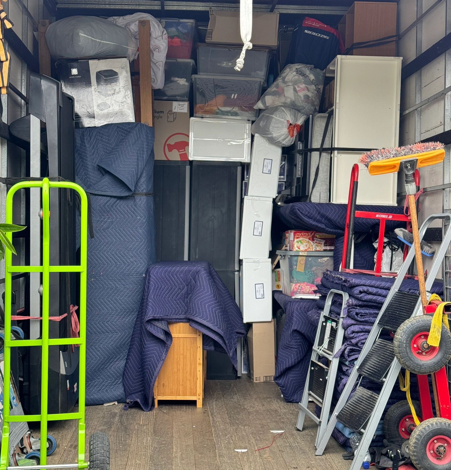 10 tonne JD Movers truck loaded with blankets trolleys and equipment for a Chelsea to Edithvale pool table removal