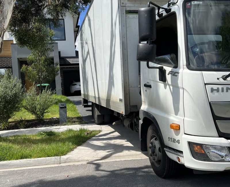 JD Movers 大型搬家卡车停靠在墨尔本住宅取货点，展示跨州搬家前的车辆通道规划