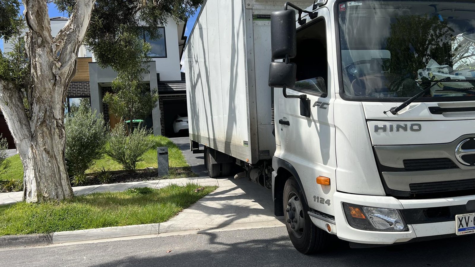JD Movers 大型搬家卡车停靠在墨尔本住宅取货点,展示跨州搬家前的车辆通道规划