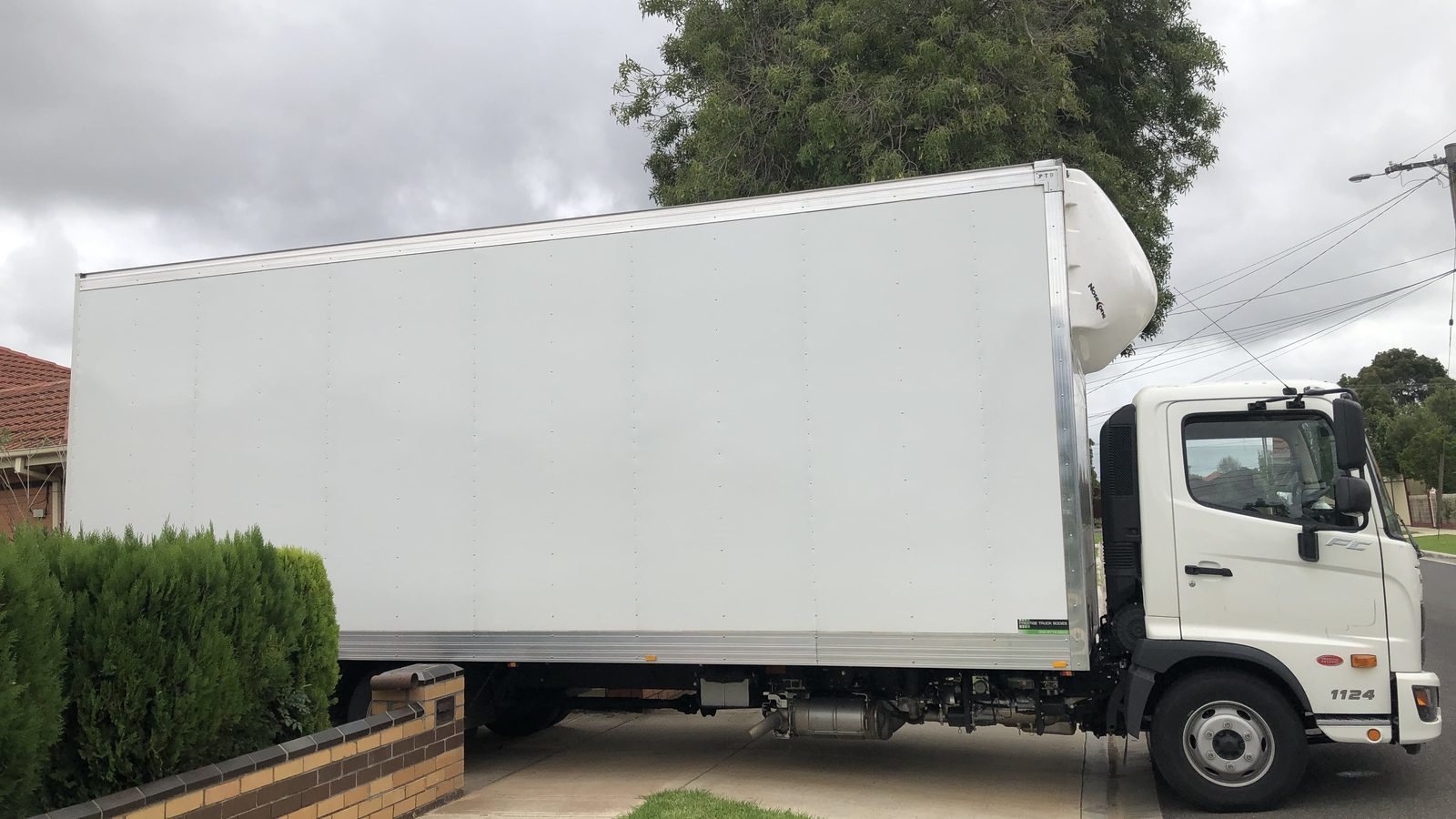 A moving truck positioned close to a residential pickup in a real JD Movers job, illustrating Edithvale move planning