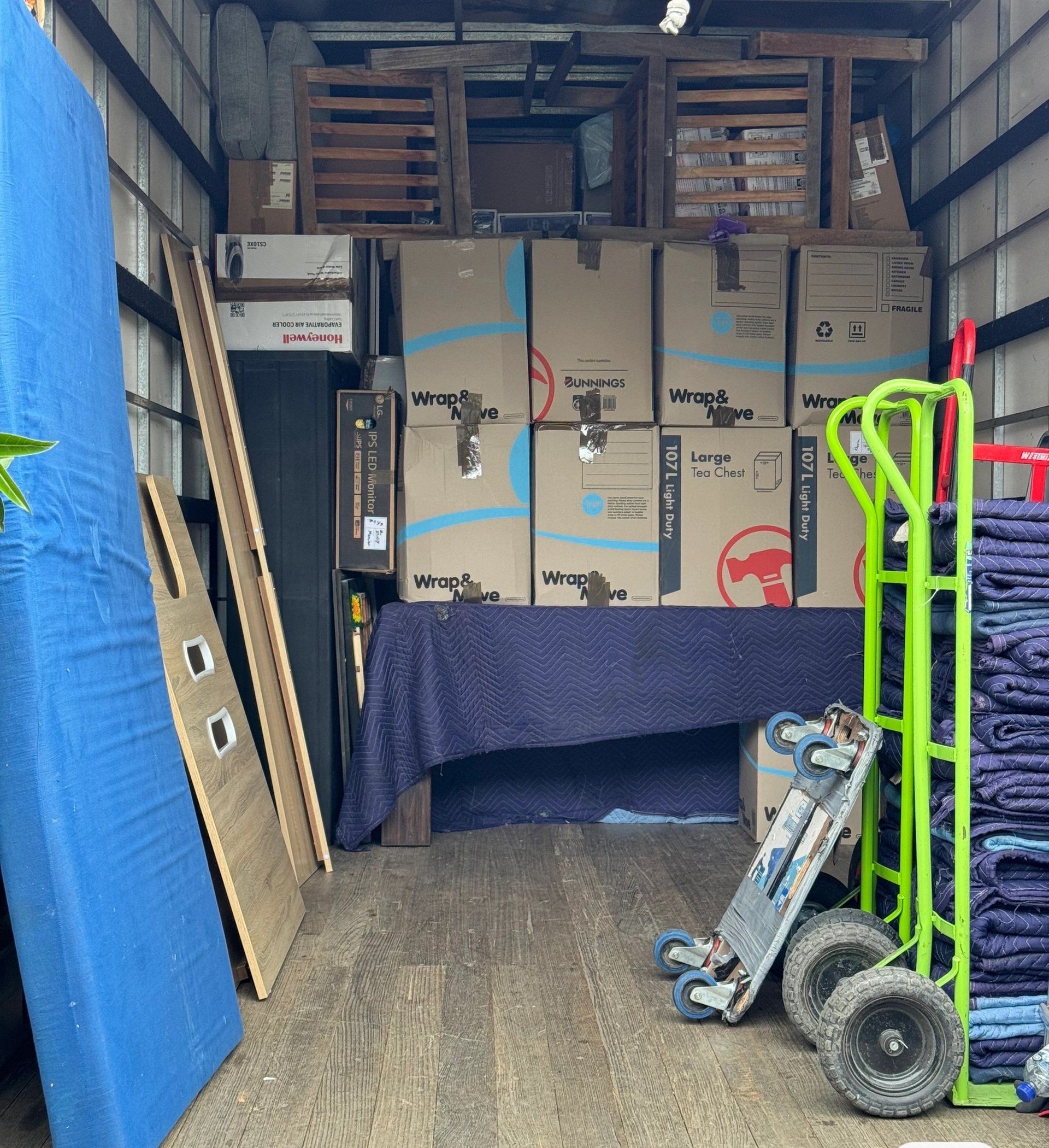 10 tonne JD Movers truck loaded with boxes blankets and whitegoods for a Venus Bay to Bundoora long-distance Melbourne move